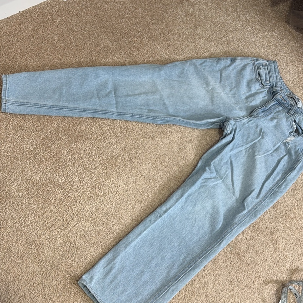Hollister Curvy High Rise Mom Jean 
size 7R
Light wash